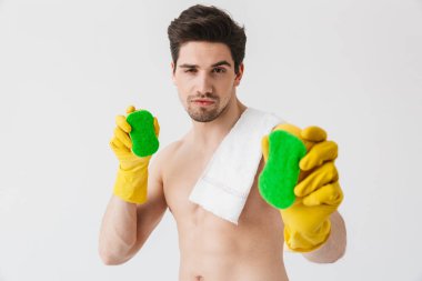 Yakışıklı esmer ev adamı önlük giyiyor