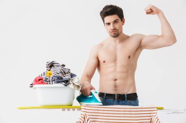 Yakışıklı esmer ev adamı önlük giyiyor