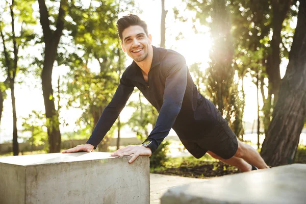 Portrait of caucasian athletic man doing push-ups and stretching — Stock Photo, Image