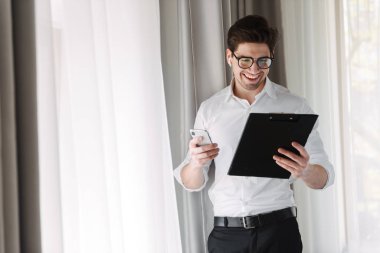 yakışıklı kendine güvenen işadamı duran