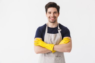 Eller için sarı lastik eldiven giyen mutlu genç adamın fotoğrafı 