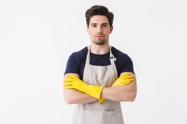 Eller için sarı lastik eldiven giyen neşeli genç adamın fotoğrafı
