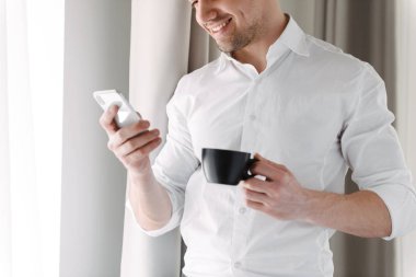 yakışıklı kendine güvenen işadamı duran