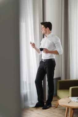 yakışıklı kendine güvenen işadamı duran