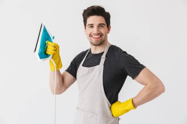 Yakışıklı esmer ev adamı önlük giyiyor
