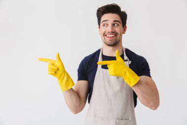 H için sarı lastik eldiven giyen iyimser genç adamın fotoğrafı