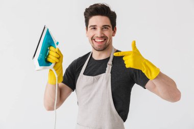 Yakışıklı esmer ev adamı önlük giyiyor