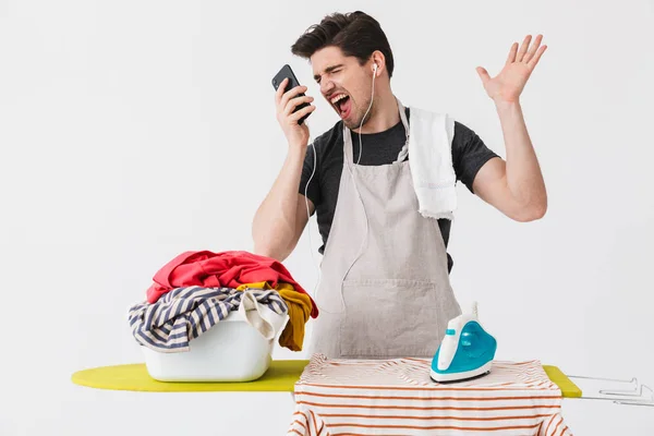 Handsome brunette houseman wearing apron — Stock Photo, Image