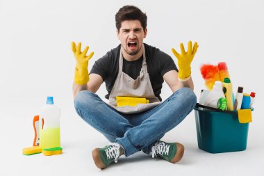 Beyaz duvar arka plan üzerinde izole katta temizleyiciler ile yorgun sıkılmış genç ev kadını househusband.