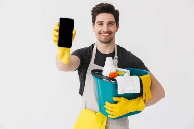 Yakışıklı esmer ev adamı önlük giyiyor