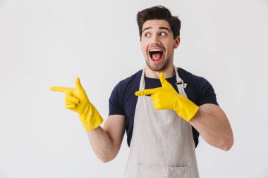 Han için sarı lastik eldiven giyen Avrupalı genç adamın fotoğrafı