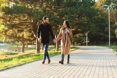 Genç güzel sevgi dolu çift park doğada açık havada yürüyüş poz.