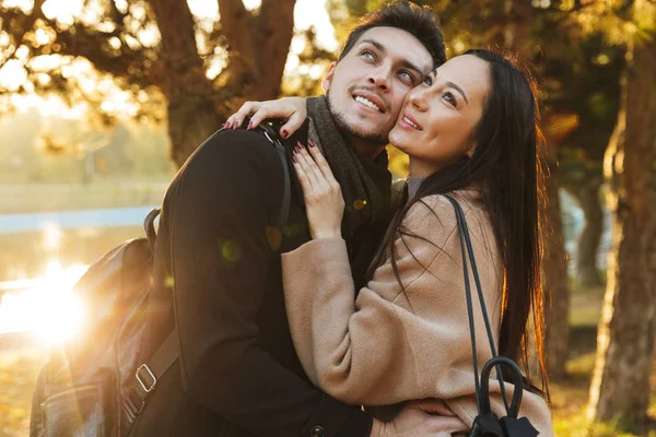 Beau couple amoureux posant à pied étreignant en plein air dans la nature du parc . — Photo