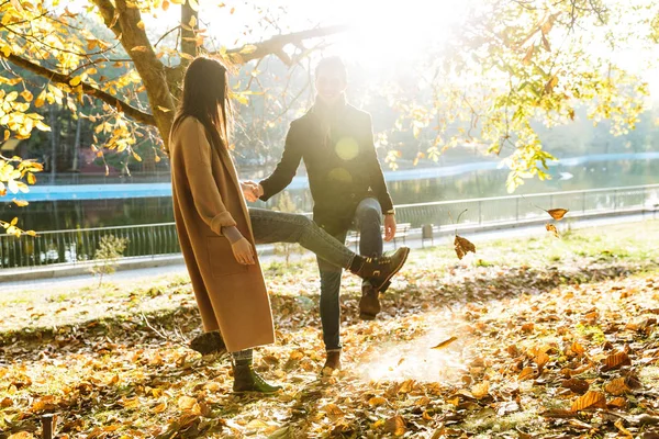 Fröhliches junges Paar verbringt lustige Zeit — Stockfoto