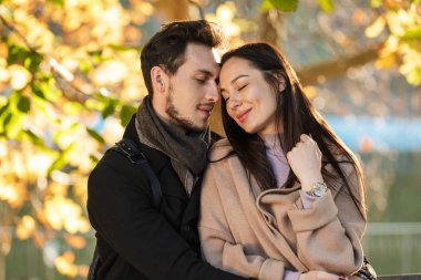 Genç güzel sevgi dolu çift park doğada açık havada yürüyüş poz.