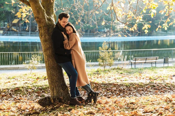 Jeune beau couple aimant posant en plein air dans la nature du parc . — Photo