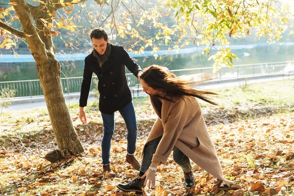 Joyeux jeune couple passer du temps amusant — Photo