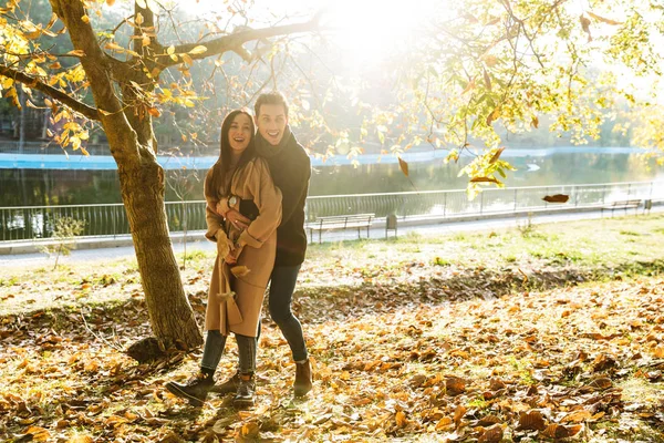 Alegre jovem casal passando diversão tempo — Fotografia de Stock