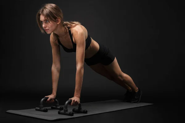 Aantrekkelijke jonge gezonde fitness vrouw — Stockfoto