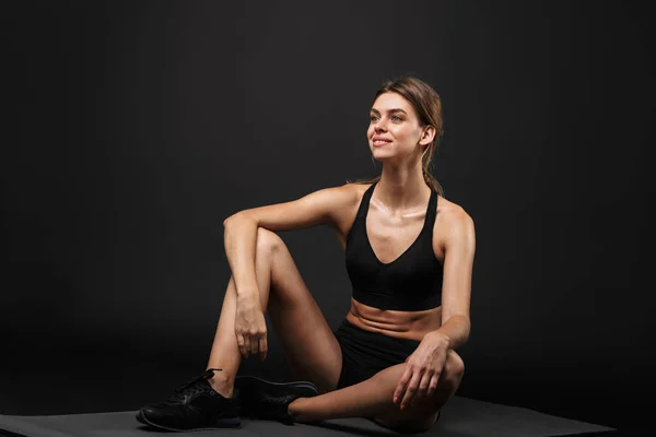 Aantrekkelijke jonge gezonde fitness vrouw — Stockfoto