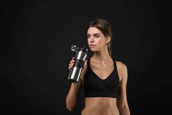 Portret van mooie blanke vrouw in sportkleding drinken wat — Stockfoto