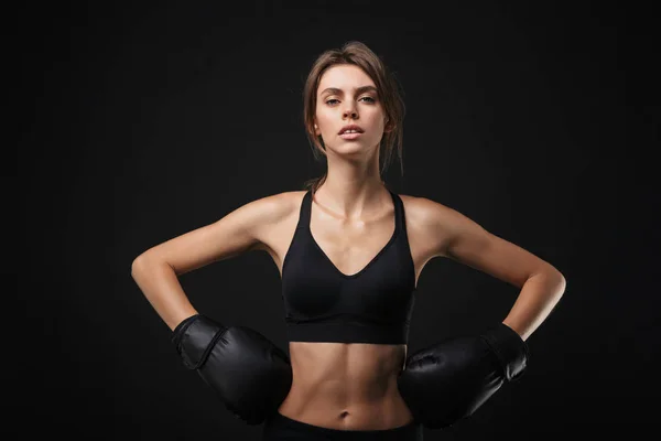 Retrato de mujer caucásica femenina en ropa deportiva posando en la leva — Foto de Stock