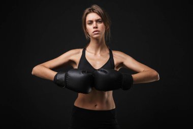 Spor giyimli gergin beyaz kadın portresi kamerada poz