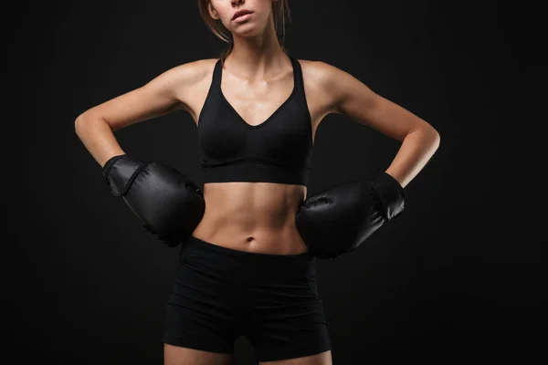 Retrato de morena caucasiana mulher em sportswear posando na cam — Fotografia de Stock