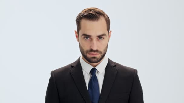 Ernsthafter Junger Geschäftsmann Schwarzem Anzug Und Blauer Krawatte Hebt Den — Stockvideo