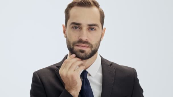 Aufgebrachter Junger Geschäftsmann Schwarzem Anzug Und Blauer Krawatte Massiert Seinen — Stockvideo
