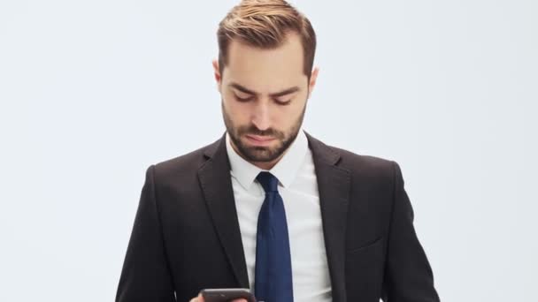 Ενοχλημένος Νέος Επιχειρηματίας Μαύρο Κοστούμι Και Μπλε Γραβάτα Παίρνει Smartphone — Αρχείο Βίντεο