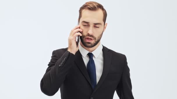 Sérieux Jeune Homme Affaires Costume Noir Cravate Bleue Mettre Colère — Video