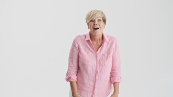 Sürpriz Mutlu Sarışın Yaşlı Kadın Sevinçve Alkışlama Gri Arka Plan — Stok video
