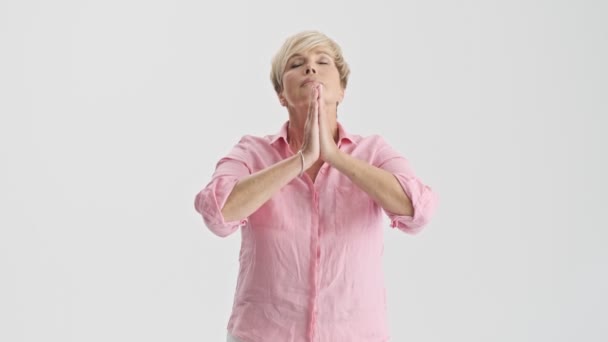 Lugn Blond Gammal Kvinna Mediterar Med Slutna Ögon Över Grå — Stockvideo