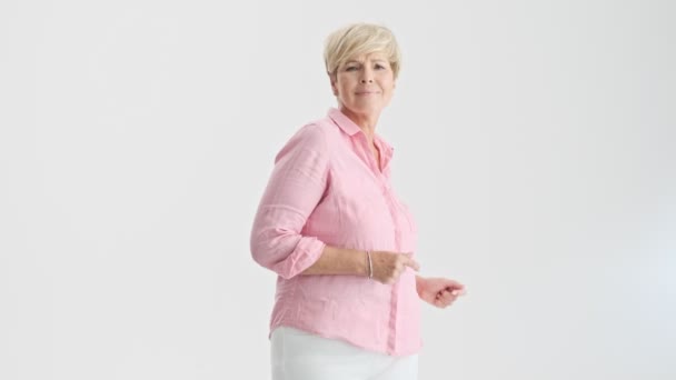 Smiling Blonde Old Woman Dancing Smiling Gray Background Isolated — Stock Video