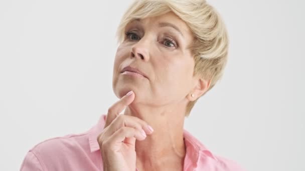 Cropped View Thoughtful Blonde Old Woman Looking Touching Her Chin — Stock Video