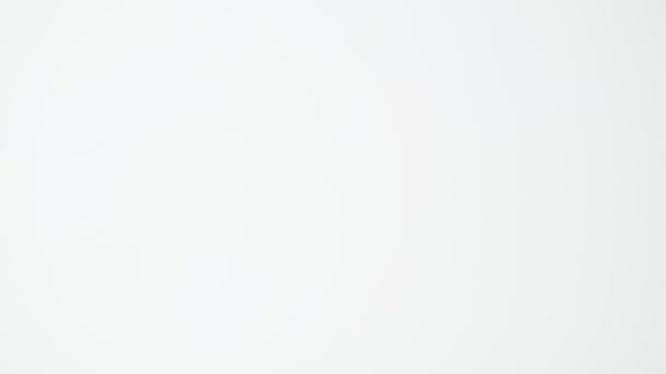 Vue recadrée de l'homme montrant le pouce vers le haut geste avec la main levée d'en bas sur fond blanc isolé 