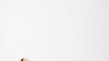 Kameraya parmakla ve izole beyaz arka plan üzerinde yan işaret adam Kırpılmış görünümü