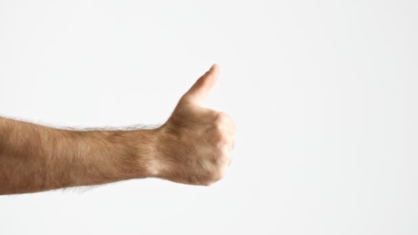 裁剪视图的人做竖起大拇指手势与手显示从侧面在白色背景隔离 — 图库视频影像