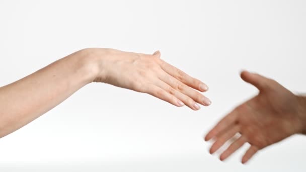 孤立した白い背景の上に男女の握手のトリミングされたビュー — ストック動画