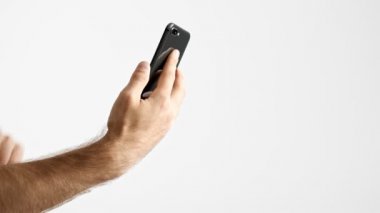 Beyaz arka plan izole üzerinde akıllı telefon kullanırken selfie çeken adam kırpılmış görünümü