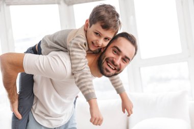 Mutlu baba ve oğlu piggyback sürme
