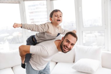 Mutlu baba ve oğlu piggyback sürme