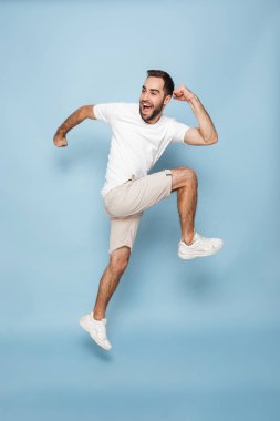 Casual beyaz t iyimser beyaz adam tam uzunlukta fotoğraf-