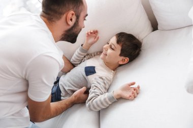 Yan görünüm arasında baba sahip olan eğlence ile onun Smiling oğul