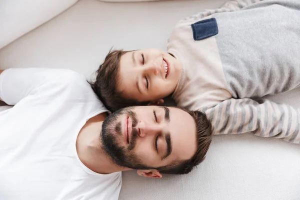 Vista dall'alto di un padre sorridente e di suo figlio — Foto Stock