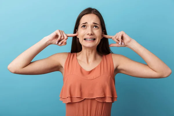 Söt härlig ung flicka stående isolerad — Stockfoto