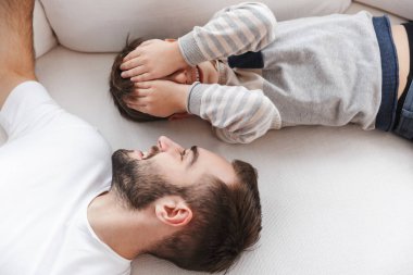 Gülümseyen bir baba ve oğlunun üst görünümü