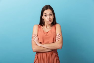 Sevimli güzel genç kız ayakta izole