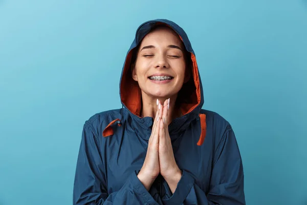 Glad ung kvinna klädd i en jacka stående — Stockfoto